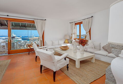 Residenza Rudalza: Meubilair, Tafel, Verdieping, Stoel, Flooring, Bankstel, Appartement, Woonkamer, Keuken En Eettafel