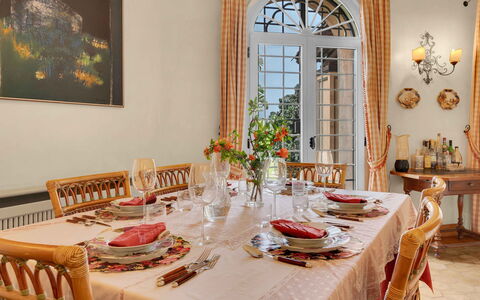 Villa Polistena: Meubilair, Interieur Ontwerp, Stoel, Tafel, Eetkamer, Tableware, Keuken En Eettafel, Tafelkleed, Kamer, Textiel