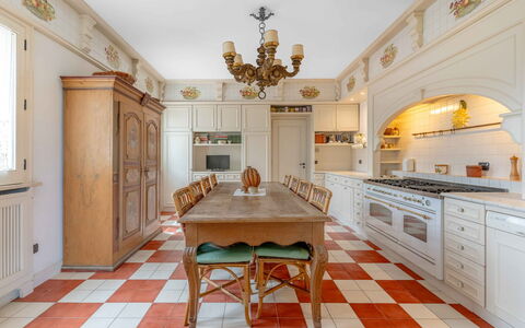 Villa Polistena: Interieur Ontwerp, Flooring, Keuken, Verdieping, Meubilair, Hout, Plafond, Countertop, Cabinetry, Verlichting