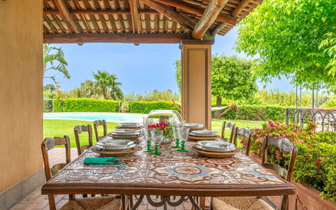 Villa Polistena: Toevlucht, Tuin, Eco Hotel, Stoel, Hacienda, Landgoed, Schaduw, Backyard, Landscaping, Boerderij