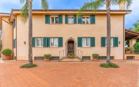 Villa Polistena: Hacienda, Balkon, Villa