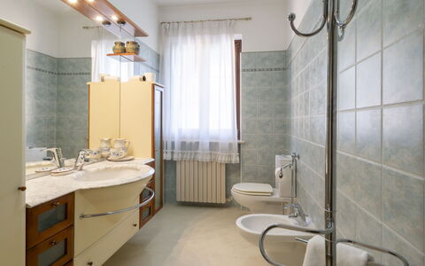 Dimora Lali: Loodgieterswerkinrichting, Flooring, Wastafel In De Badkamer, Interieur Ontwerp, Wastafel, Badkamer, Verdieping, Kraan, Loodgieter, Verlichting