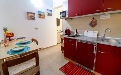 Kyma'S House: Flooring, Hout, Major Appliance, Meubilair, Verdieping, Interieur Ontwerp, Toestel Van De Keuken, Kamer, Keuken, Appartement