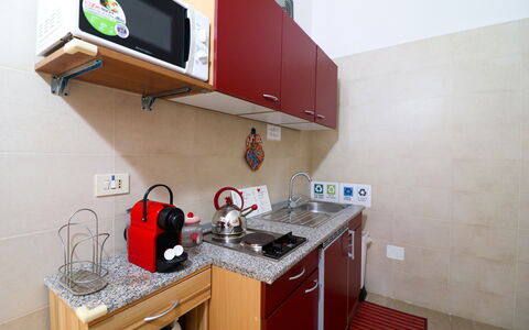 Kyma'S House: Toestel Van De Keuken, Keuken, Major Appliance, Countertop, Flooring, Small Appliance, Cabinetry, Gootsteen, Wastafel, Huishoudapparatuur