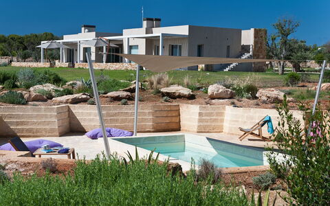 Villa Carovi: Buitenmeubels, Schaduw, Vrije Tijd, Ligstoel, Zwembad, Ontwerp, Vakantie, Outdoor Structuur, Paraplu, Toevlucht