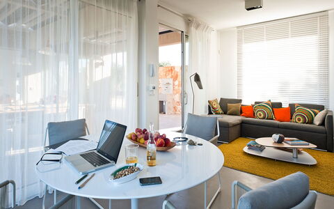 Villa Carovi: Meubilair, Interieur Ontwerp, Flooring, Bankstel, Verdieping, Muur, Stoel, Tafel, Woonkamer, Plafond