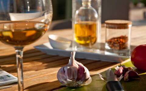 Villa Carovi: Tableware, Voedsel, Ingrediënt, Barware, Wijnglas, Drinkware, Glaswerk