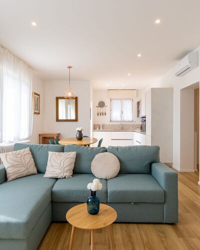 Lago di Luce: Meubilair, Interieur Ontwerp, Flooring, Bankstel, Verdieping, Kamer, Muur, Tafel, Hout, Woonkamer