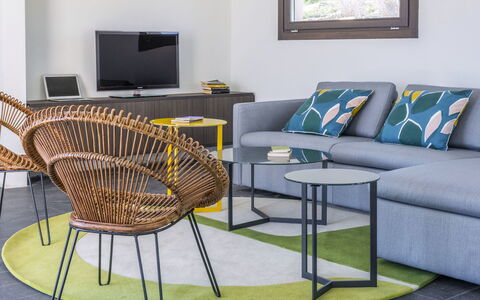 Villa Stornella: Meubilair, Interieur Ontwerp, Stoel, Tafel, Hout, Flooring, Verdieping, Bankstel, Woonkamer, Koffietafel