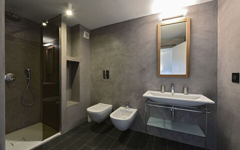 Villa Stornella: Loodgieterswerkinrichting, Muur, Flooring, Badkamer, Verdieping, Interieur Ontwerp, Wastafel, Loodgieter, Spiegel, Kraan
