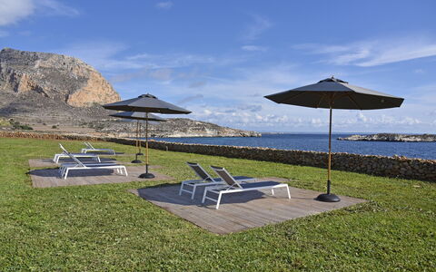 Villa Stornella: Meubilair, Buitenmeubels, Zee, Kust En Oceanic Landvormen, Kust, Oceaan, Stoel, Schaduw, Buitentafel, Kust