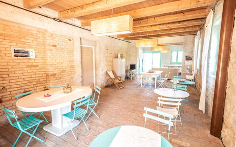 Villa Checco: Meubilair, Hout, Stoel, Interieur Ontwerp, Tafel, Flooring, Verdieping, Restaurant, Keuken En Eettafel, Eetkamer