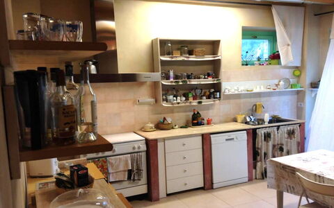 Villa Checco: Toestel Van De Keuken, Keuken, Meubilair, Major Appliance, Countertop, Interieur Ontwerp, Cabinetry, Flooring, Stellingen, Plank