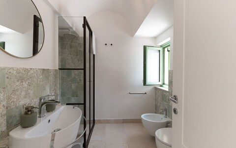 Trullo Miravista Valle D'Itria: Muur, Flooring, Interieur Ontwerp, Loodgieterswerkinrichting, Verdieping, Plafond, Badkamer, Verlichting, Wastafel In De Badkamer, Kraan