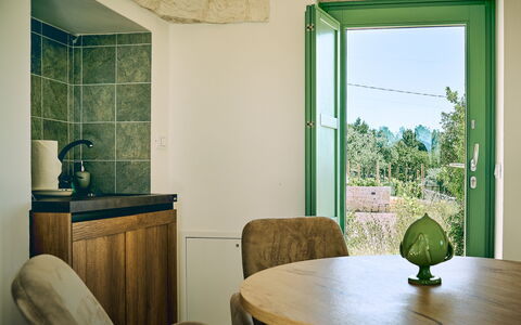 Trullo Emmebi Vista Valle D'Itria: Meubilair, Interieur Ontwerp, Stoel, Kamer, Plafond, Keuken En Eettafel, Beits, Eetkamer, Lichte Inrichting, Hardwood