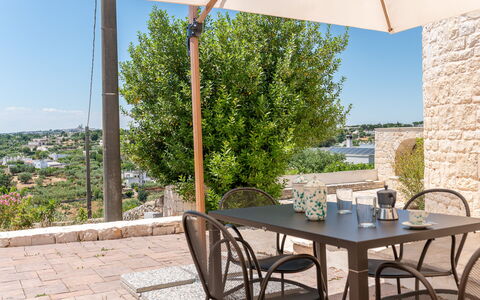 Trullo Miravista Valle D'Itria: Meubilair, Buitenmeubels, Stoel, Tafel, Buitentafel, Keuken En Eettafel, Bloempot, Patio, Koffietafel, Tuin