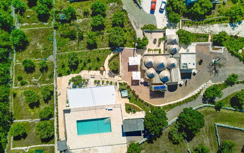 Trullo Miravista Valle D'Itria: Zwembad, Vogelperspectief, Luchtfotografie, Woongebied, Landschap, Toevlucht, Stedelijk Ontwerp, Landgoed, Landscaping, Voorstad