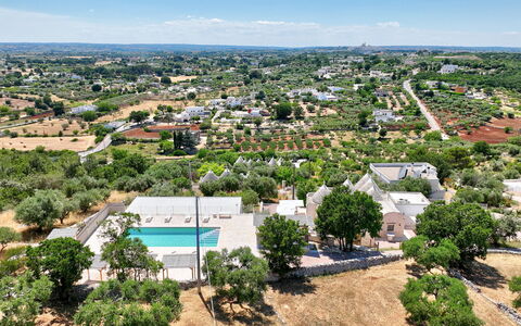 Trullo Miravista Valle D'Itria: Boom, Woongebied, Landschap, Vogelperspectief, Luchtfotografie, Landgoed, Voorstad, Landscaping, Zwembad