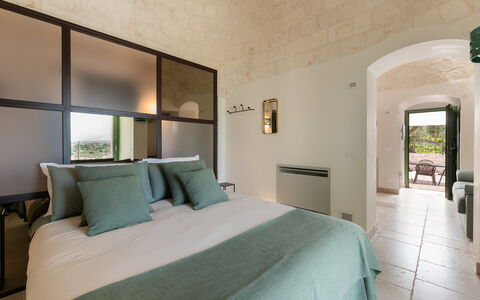 Trullo Miravista Valle D'Itria: Muur, Meubilair, Interieur Ontwerp, Flooring, Plafond, Verlichting, Verdieping, Slaapkamer, Bed, Stoel