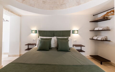 Trullo Miravista Valle D'Itria: Muur, Interieur Ontwerp, Meubilair, Slaapkamer, Bed, Flooring, Plafond, Verdieping, Verlichting, Kamer