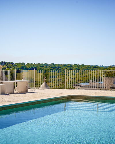 Trullo Emmebi Vista Valle D'Itria: Blauw, Zwembad, Buitenmeubels, Samengesteld Materiaal, Toevlucht, Schaduw, Eco Hotel, Dek, Ligstoel, Stoel