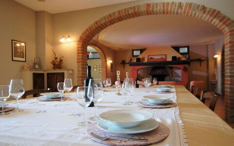 Terre di Giano Private Pool and View, Umbria: Meubilair, Interieur Ontwerp, Tafel, Stoel, Plafond, Lichte Inrichting, Keuken En Eettafel, Eetkamer, Kamer, Verlichting