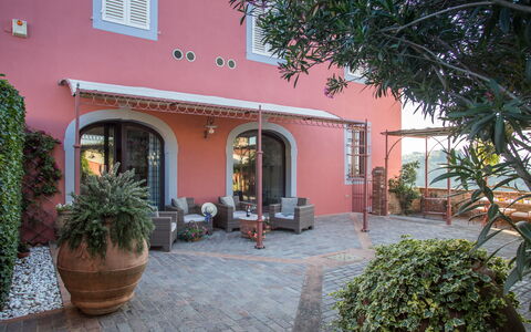 Villa Camelia: Muur, Architectuur, Facade, Huis, Bloempot, Deur, Hacienda, Kamerplant, Balkon, Landgoed