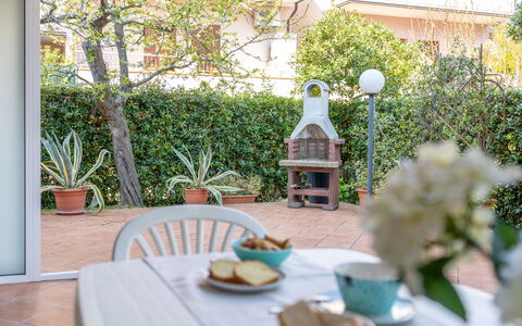Veranda sul Conero: Meubilair, Buitenmeubels, Stoel, Keuken En Eettafel, Buitentafel, Bloempot, Tuin, Schaduw, Kamerplant, Backyard