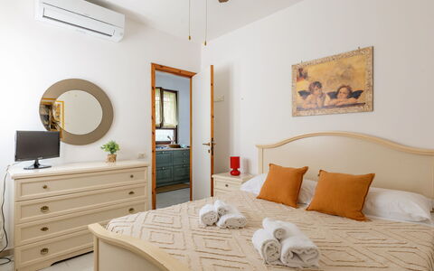Veranda sul Conero: Meubilair, Bed, Interieur Ontwerp, Slaapkamer, Muur, Hout, Flooring, Verdieping, Plafond, Bedding
