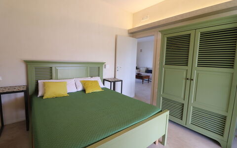 Elegante Villa Casale 50: Meubilair, Bed, Interieur Ontwerp, Slaapkamer, Hout, Verdieping, Flooring, Plafond, Verlichting, Kamer