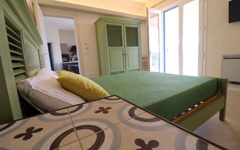 Elegante Villa Casale 50: Meubilair, Bed, Slaapkamer, Interieur Ontwerp, Verdieping, Flooring, Hout, Laken, Bedding, Kamer