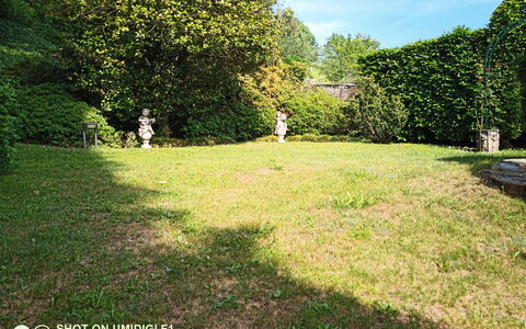 Bellavista Dimora Storica Vista Lago: Gras, Struik, Tuin, Land Lot, Gazon, Backyard, Schaduw, Werf, Landscaping