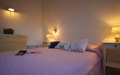 Appartamento Tamara, Budoni: Bed, Slaapkamer, Laken, Meubilair, Bedding, Interieur Ontwerp, Linens, Kamer, Plafond, Verlichting