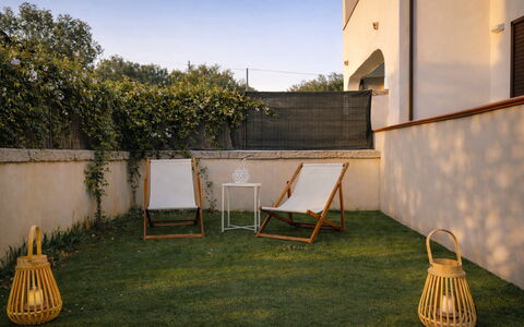 Appartamento Tamara, Budoni: Meubilair, Buitenmeubels, Stoel, Tuin, Backyard, Schaduw, Gazon, Beits, Werf, Landscaping
