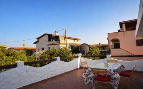 Appartamento Tamara, Budoni: Muur, Architectuur, Huis, Balkon, Schaduw, Hacienda, Kamerplant, Bloempot, Villa