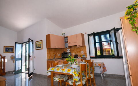 Appartamento Agrustos, Wifi, Ac: Meubilair, Stoel, Keuken En Eettafel, Schaduw, Kamerplant, Balkon, Koffietafel, Buitentafel