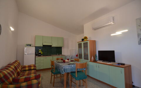 Appartamento Nina, Ac, Wifi: Flooring, Meubilair, Interieur Ontwerp, Verdieping, Plafond, Kamer, Stoel, Appartement, Beits, Keuken En Eettafel