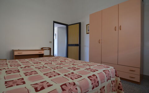 Appartamento Nina, Ac, Wifi: Bed, Slaapkamer, Interieur Ontwerp, Meubilair, Verdieping, Flooring, Laken, Bedding, Hout, Kamer