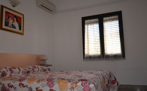 Appartamento Nina, Ac, Wifi: Bed, Slaapkamer, Bedding, Laken, Muur, Interieur Ontwerp, Linens, Meubilair, Bed Frame, Kamer