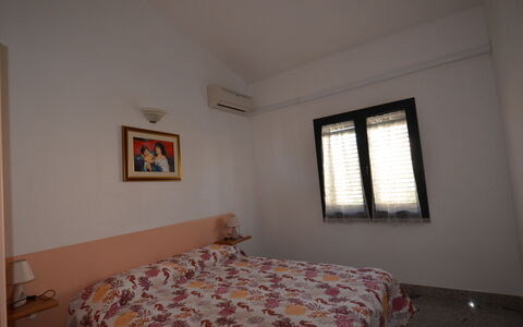 Appartamento Nina, Ac, Wifi: Bed, Slaapkamer, Muur, Laken, Bedding, Interieur Ontwerp, Verdieping, Kamer, Bed Frame, Huis
