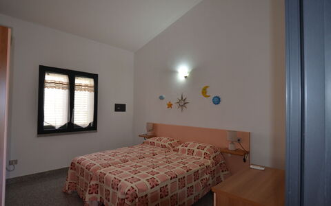 Appartamento Nina, Ac, Wifi: Bed, Interieur Ontwerp, Meubilair, Slaapkamer, Muur, Verdieping, Hout, Kamer, Flooring, Laken