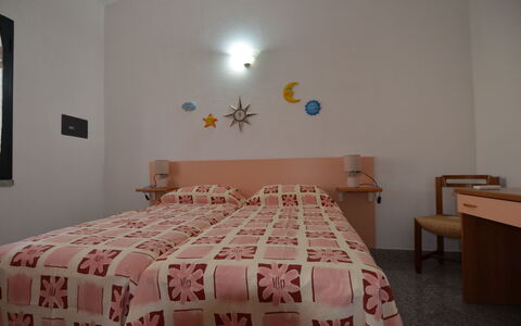 Appartamento Nina, Ac, Wifi: Bed, Meubilair, Interieur Ontwerp, Bedding, Slaapkamer, Laken, Verdieping, Muur, Kamer, Flooring