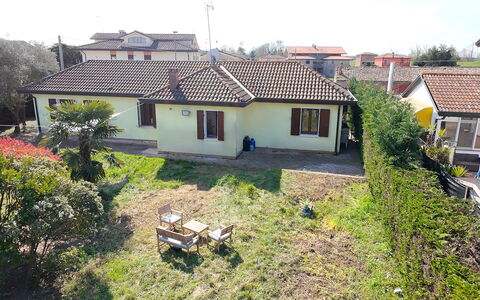 Villa Camerini, Nature, Bikes and Beaches: Gebouw, Huis, Woongebied, Dak, Huis, Verblijf, Menselijke Nederzetting, Voorstad, Landgoed, Oprit