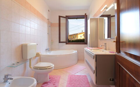 Villa Camerini, Nature, Bikes and Beaches: Badkamer, Loodgieterswerkinrichting, Flooring, Interieur Ontwerp, Verdieping, Wastafel In De Badkamer, Wastafel, Kraan, Toilet, Loodgieter