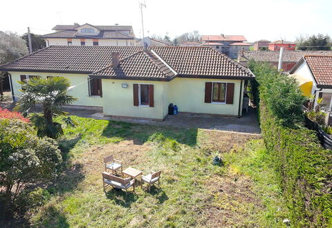 Villa Camerini, Nature, Bikes and Beaches: Gebouw, Huis, Woongebied, Dak, Huis, Verblijf, Menselijke Nederzetting, Voorstad, Landgoed, Oprit