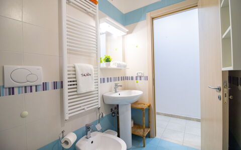 Villa i Gabbiani Otranto: Interieur Ontwerp, Flooring, Verdieping, Kamer, Plafond, Meubilair, Loodgieterswerkinrichting, Appartement, Wastafel, Wastafel In De Badkamer