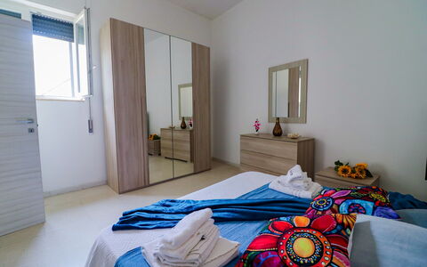 Elaia'S House Cannole: Meubilair, Interieur Ontwerp, Flooring, Verdieping, Hout, Slaapkamer, Bed, Textiel, Kamer, Laken