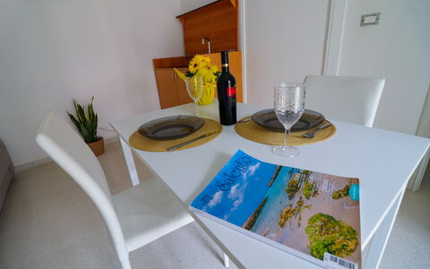 Elaia'S House Cannole: Meubilair, Tafel, Interieur Ontwerp, Flooring, Stoel, Verdieping, Eetkamer, Keuken En Eettafel, Kamer, Tafelkleed