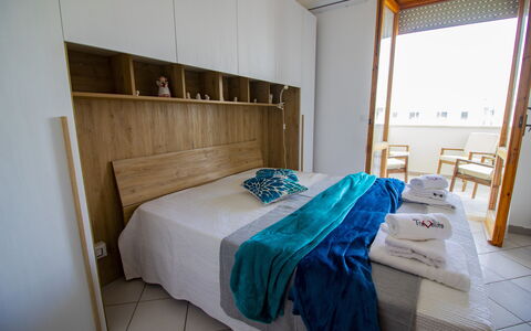 Anisia'S Home Otranto: Bed, Meubilair, Slaapkamer, Interieur Ontwerp, Verdieping, Flooring, Laken, Hout, Bedding, Textiel