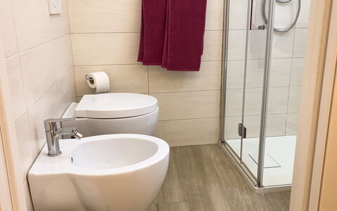 Studio Piccolo al Verticale - Levanto: Wc Bril, Badkamer, Toilet, Loodgieterswerkinrichting, Flooring, Verdieping, Wastafel, Loodgieter, Interieur Ontwerp, Kraan